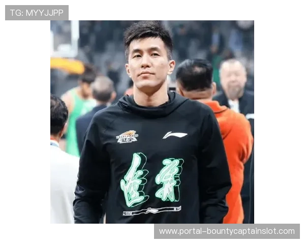 郭艾伦场边观战助阵天津，伤停期间参与青少年培训